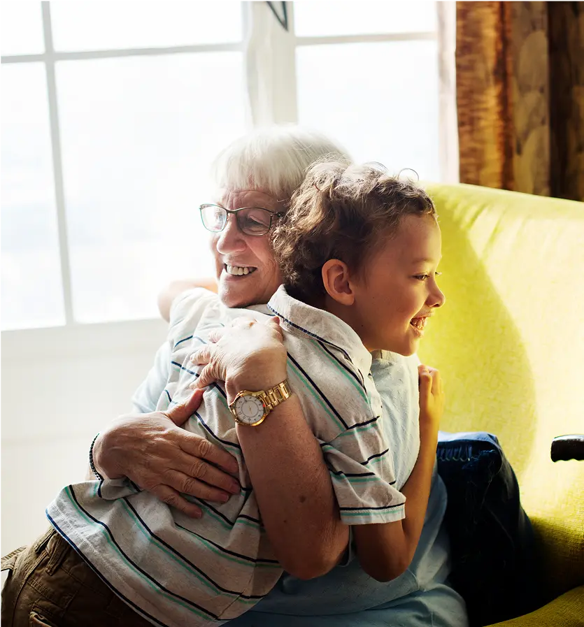 Foto de un niño abrazando a su abuela