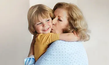 Foto de un niño abrazando a su abuela