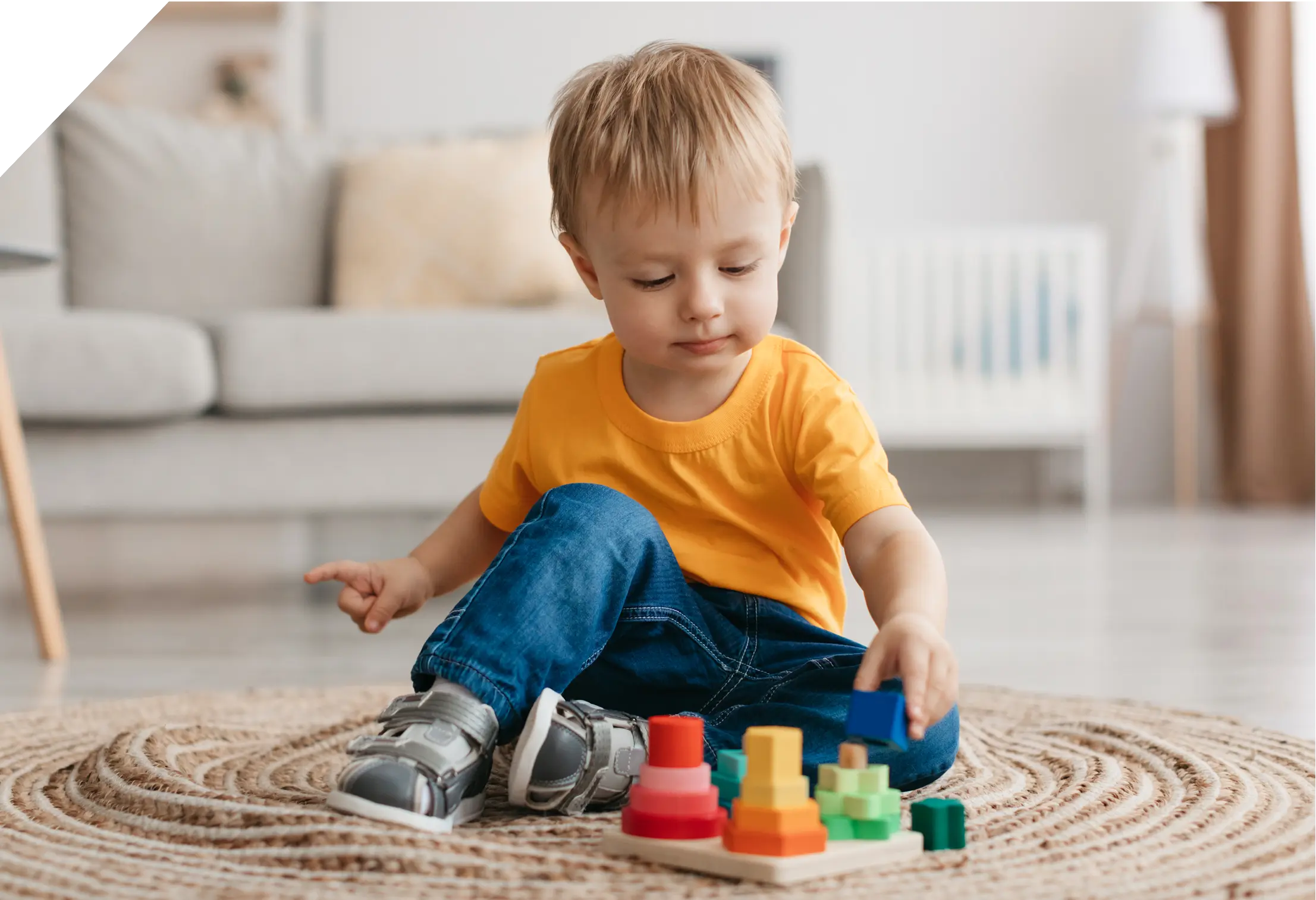 Foto de un niño jugando con bloques de construcción