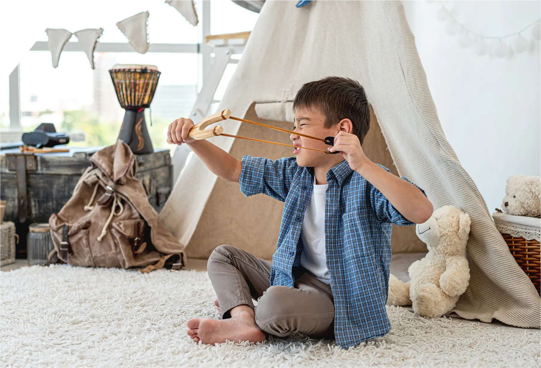 Foto de un niño jugando con un tirachinas