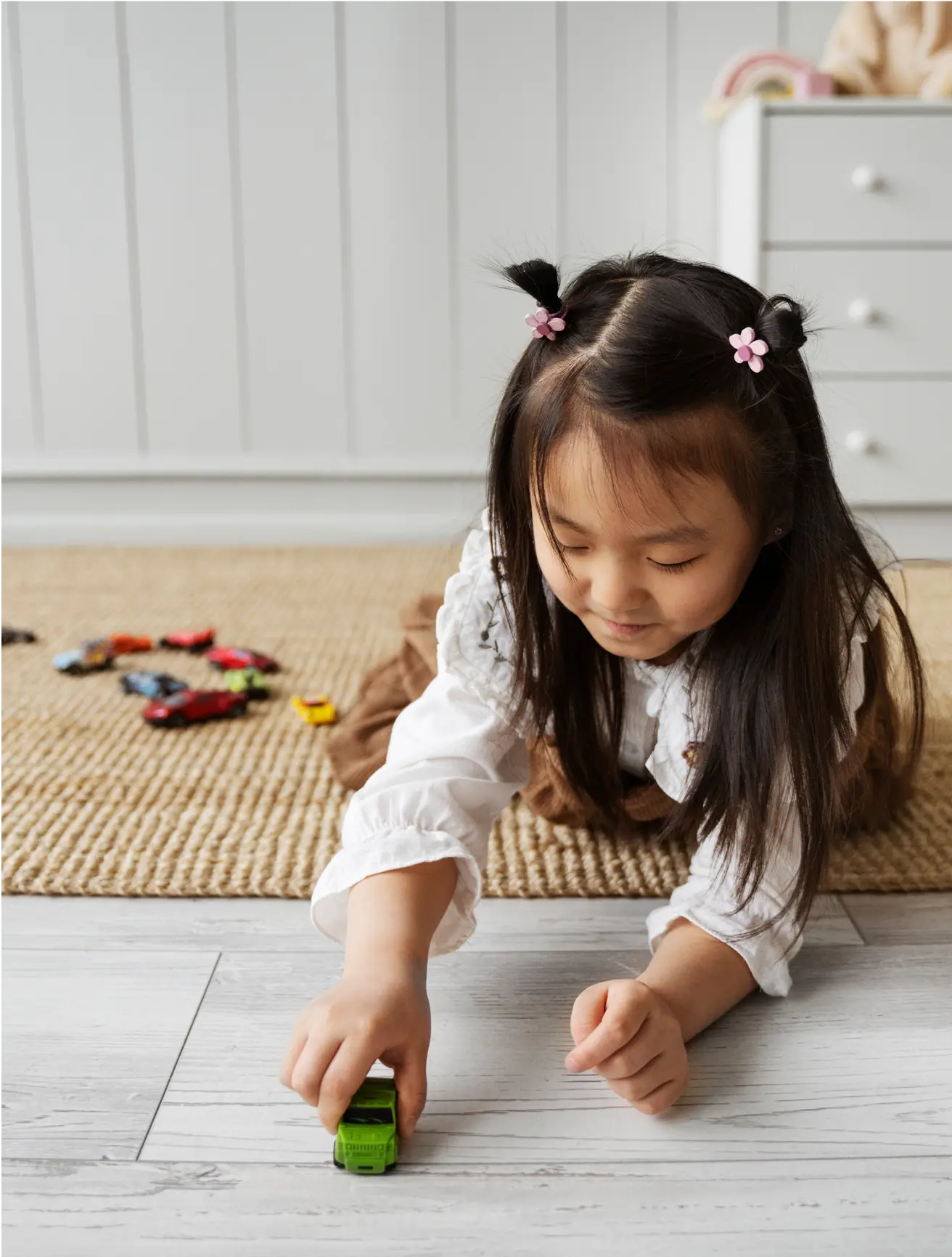 Foto de un niño jugando con bloques de construcción